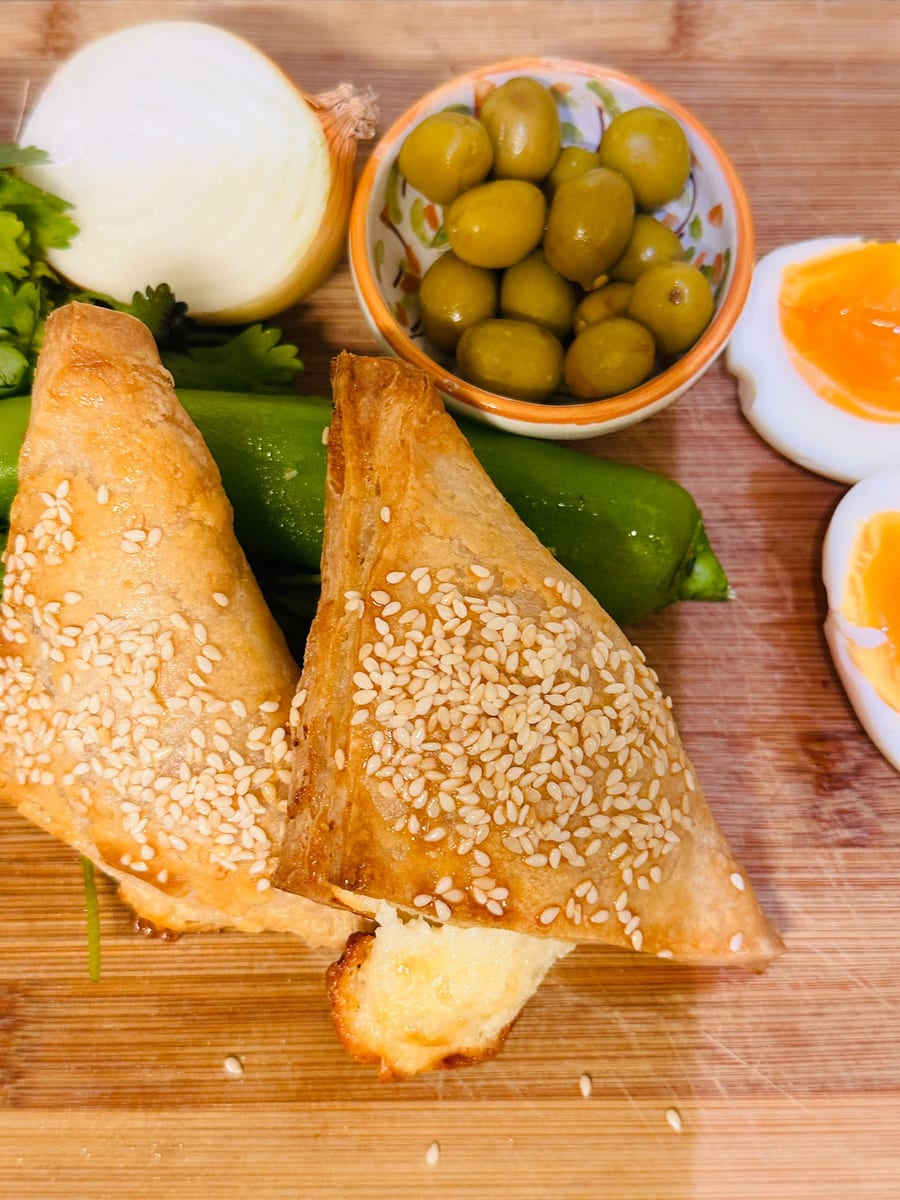 בורקס עבודת יד במילוי גבינות